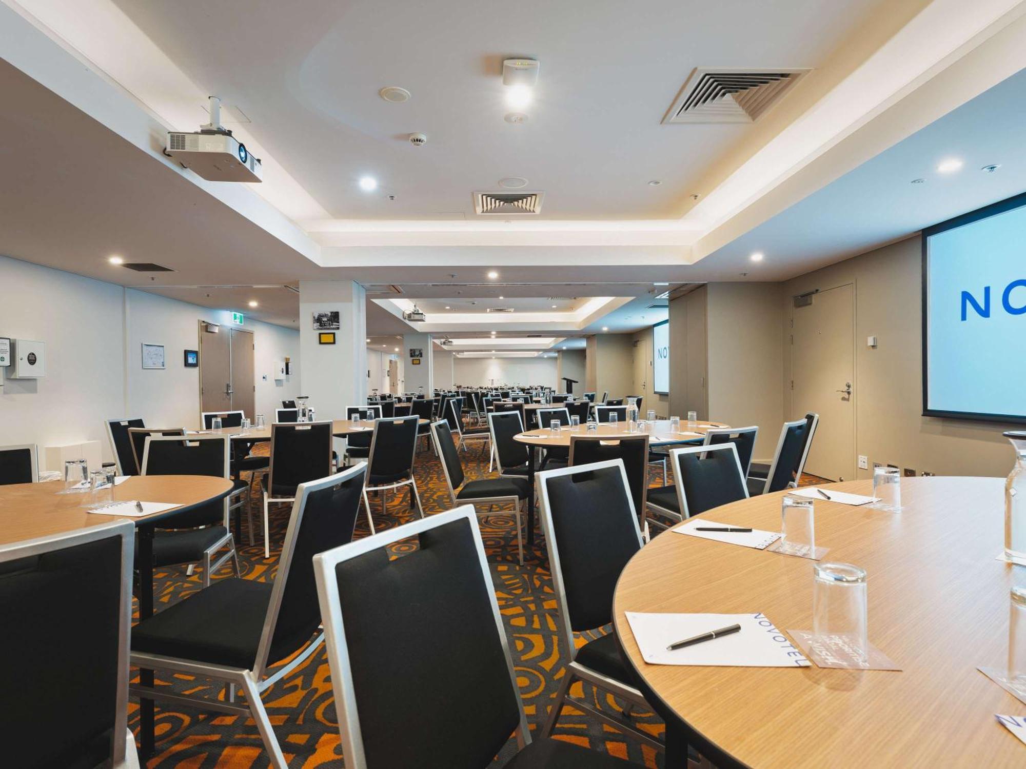 Novotel Canberra Bagian luar foto